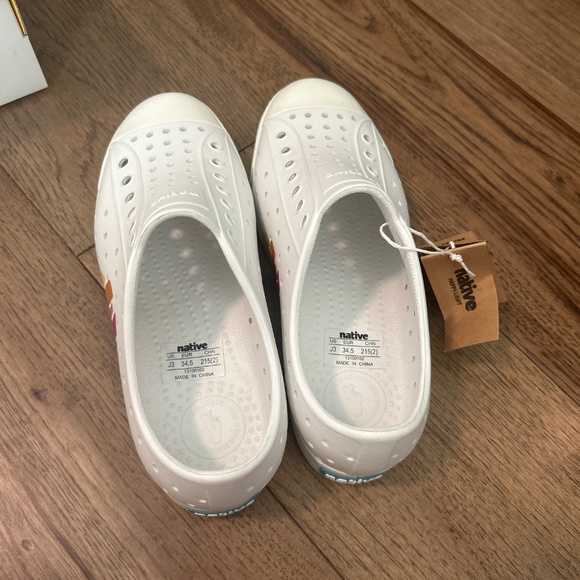 Native shoes - Picture 2 of 3